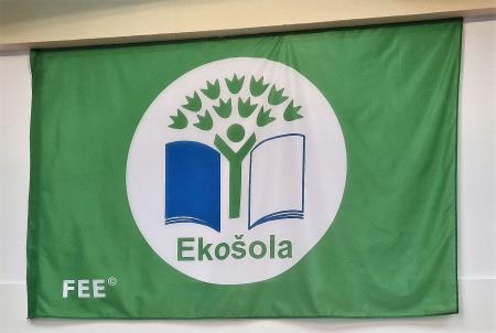 Zelena zastava OŠ Vojke Šmuc Izola.